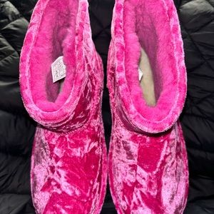 Pink Ugg new size 6 woman